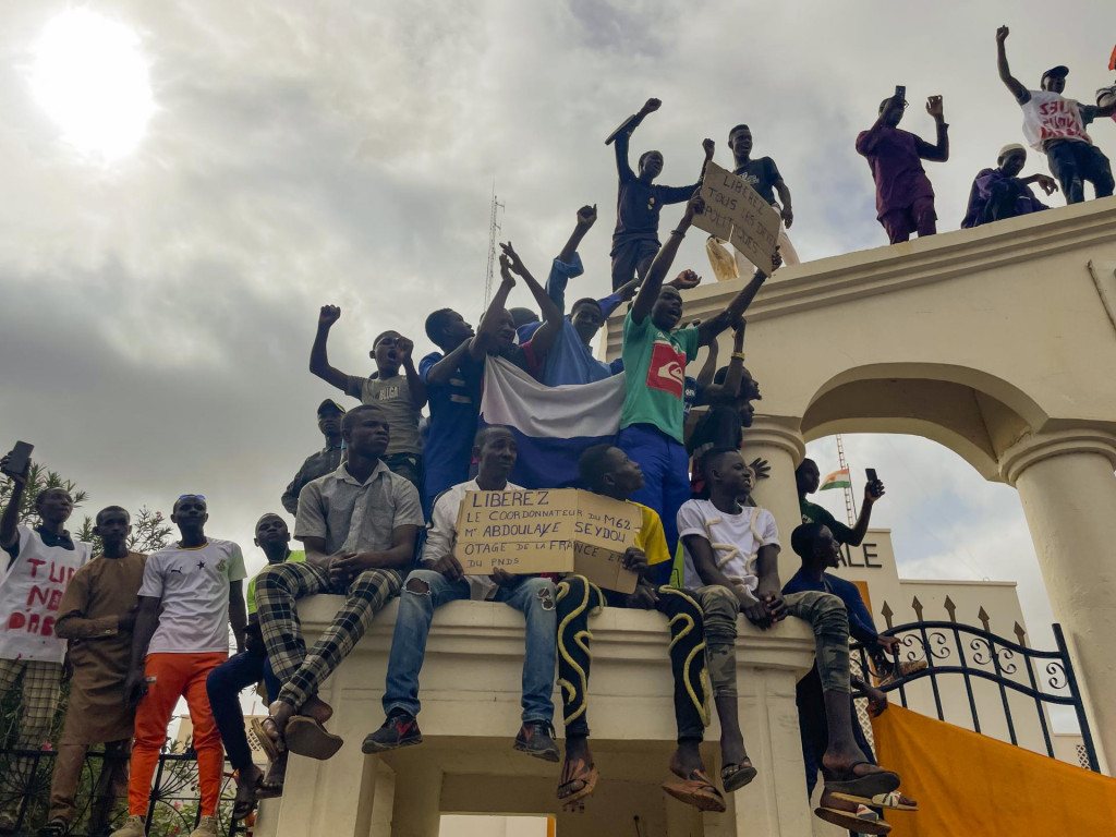 Stúpenci nigerskej vládnucej junty sa zhromažďujú počas protestu na vytrvanie v boji za slobodu krajiny a vytlačenie zahraničného vplyvu v Niamey. FOTO: TASR/AP
