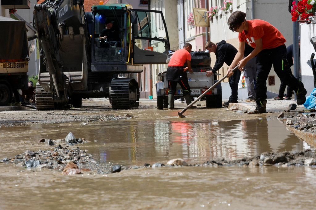 Povodne v slovinskej obci Črna na Koroškom. FOTO: Reuters