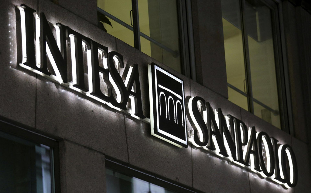 Logo najväčšej talianskej banky Intesa Sanpaolo. Inštitúcia vykázala za prvých šesť mesiacov 2023 nárast čistého zisku o 80 percent na 4,2 miliardy eur. FOTO: Reuters