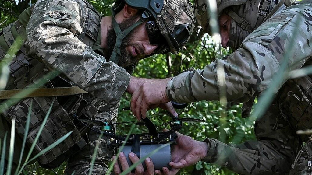 Ukrajinskí vojaci pripravujú dron s výbušninou. FOTO: Reuters