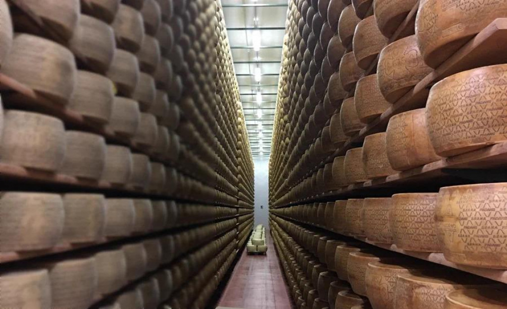 Šéfa talianskej syrárskej firmy pochovalo 15-tisíc kolies syra v jeho vlastnej továrni.