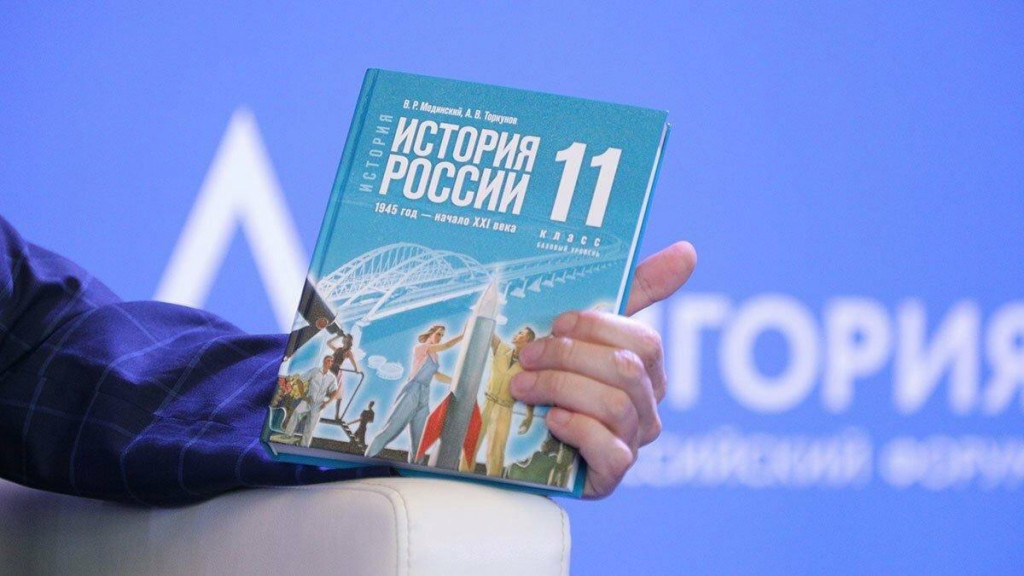 Ruské ministerstvo školstva predstavilo nové učebnice dejepisu pre žiakov stredných škôl. FOTO: Twitter/Nexta