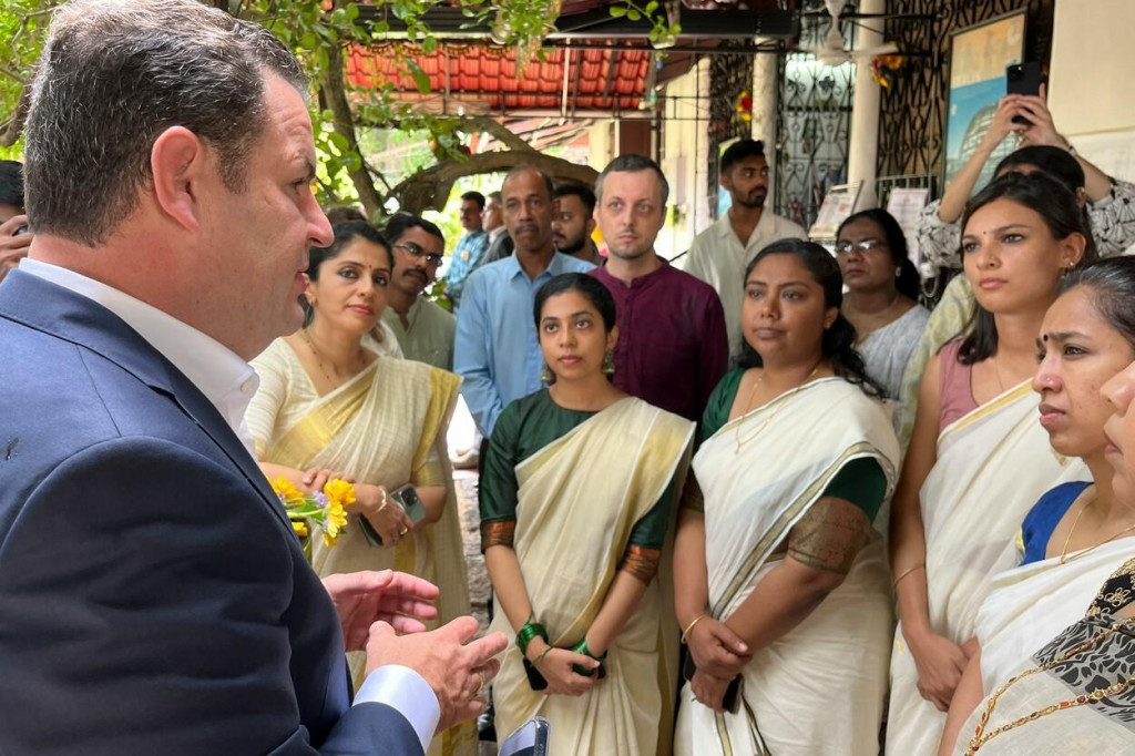 Nemecký minister práce a sociálnych vecí Hubertus Heil počas návštevy Indie vyzýva prítomných, aby sa nebáli práce v Nemecku. FOTO: Profimedia