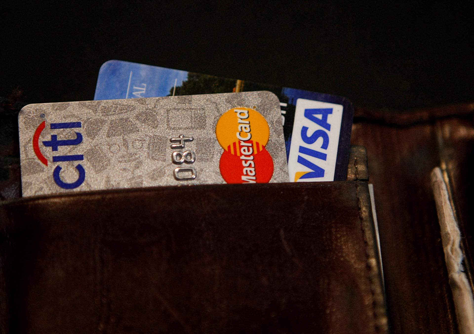 Dlh na kreditných kartách v USA prvýkrát prekonal jeden bilión dolárov. Inflácia dvíha výdavky