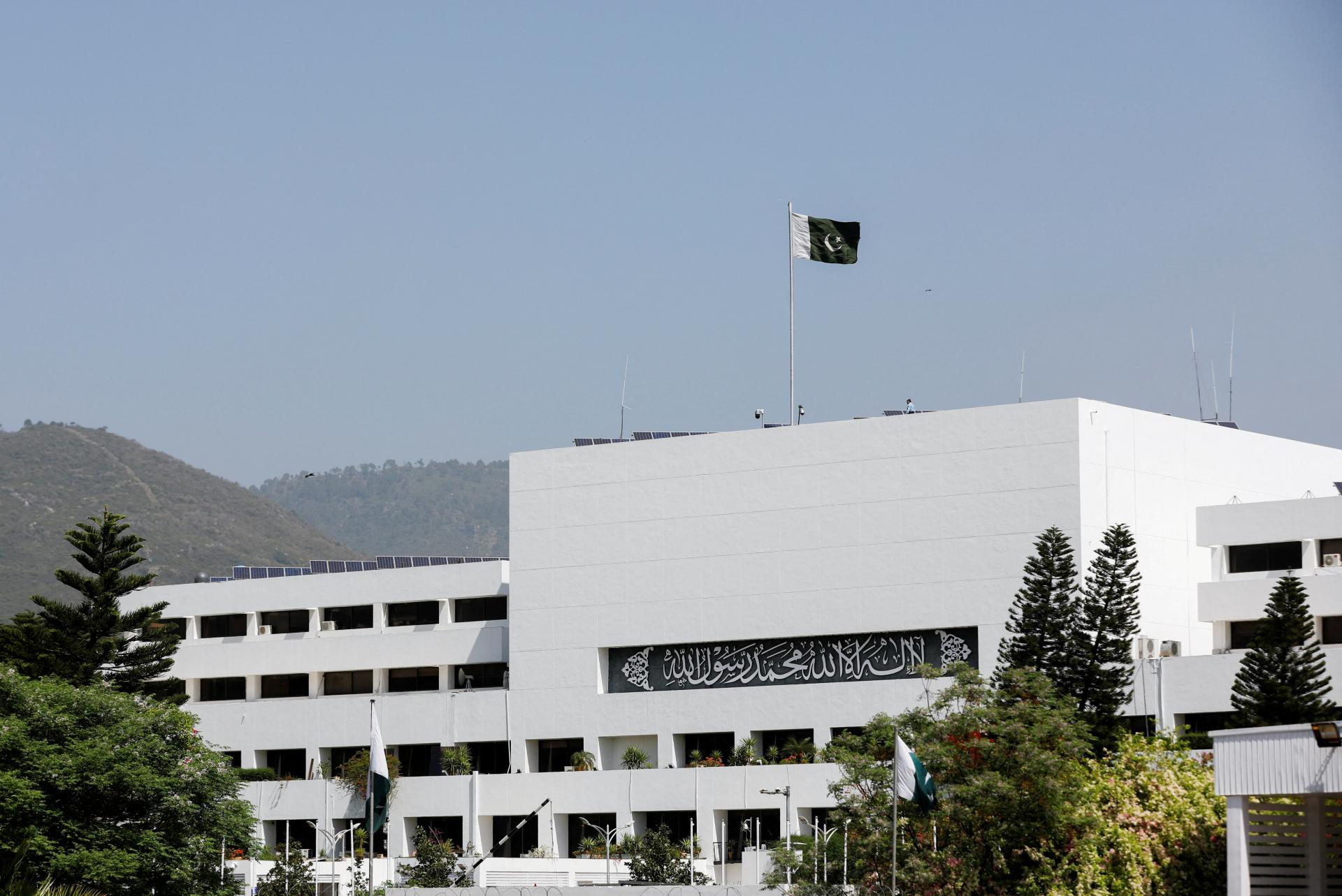 Pakistanský prezident rozpustil parlament, aby sa krajina pripravila na voľby. Bývalý premiér je vo väzení