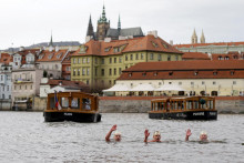 V Prahe stovky dôchodcov stavili na produkt, ktorý im prinesie peniaze, no zadlžia sa a môžu neskôr prísť o byt.

FOTO: REUTERS