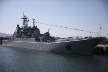 Loď ruskej čiernomorskej flotily Olenegorskij Gorňak kotví na základni Novorossijsk na juhu Ruska. Ukrajinci varujú, že najnovšia generácia ich dronov by tento mimoriadne významný prístav mohla atakovať už zo vzdialenosti 450 námorných míľ. FOTO: TASR/AP