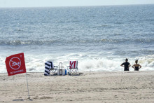 Červená vlajka varujúca plavcov, aby nevstupovali do vody na pláži Rockaway Beach. FOTO: AP