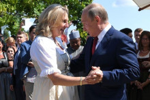 Rakúska exministerka zahraničných vecí Karin Kneisslová tancuje na svojej svadbe s ruským prezidentom Vladimirom Putinom. FOTO: Reuters