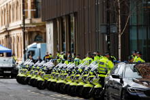 Policajti stoja pred hotelom Grand Central v Belfaste v Severnom Írsku. FOTO: Reuters