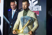 Hokejista Tomáš Tatar získal hlavnú cenu Hokejista roka počas vyhlásenia ankety Hokejista roka 2023 v Bratislave. FOTO: TASR/Jakub Kotian