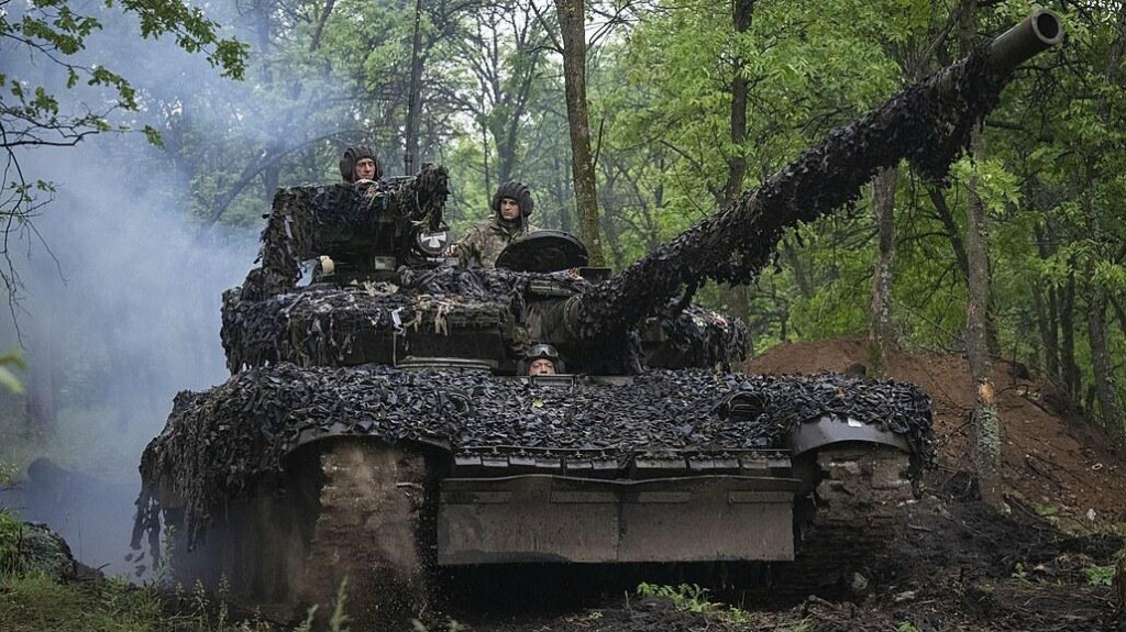 Ukrajinský tank ide smerom k svojim pozíciám pri Bachmute v Doneckej oblasti na Ukrajine. FOTO: TASR/AP