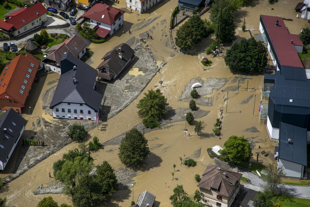 Zaplavená oblasť v slovinskom meste Črna na Koroškem. FOTO: TASR/AP