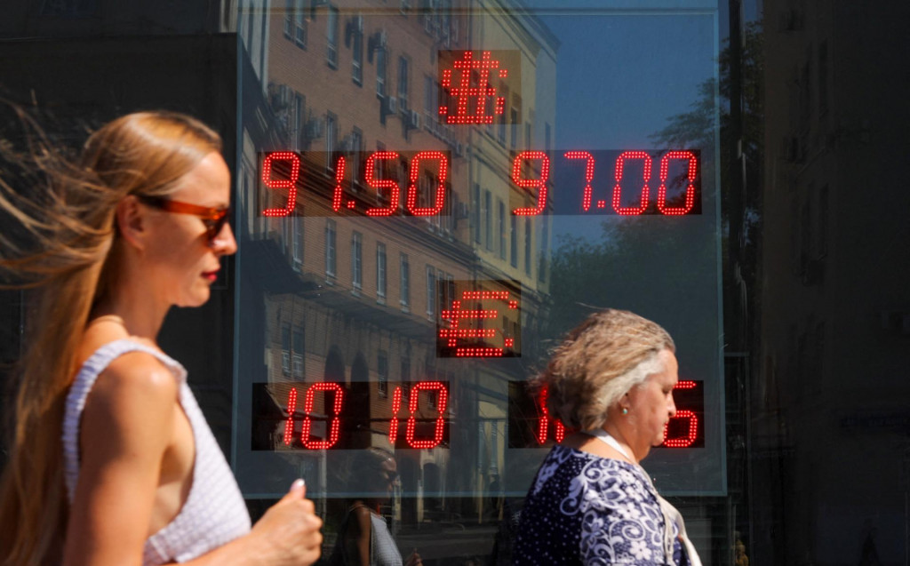 Tabuľa v Moskve ukazujúca kurz rubľa k doláru a euru. FOTO: REUTERS
