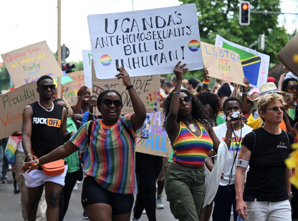 Podporovatelia komunity LGBTQI+ protestujú proti Ugande na každoročnom pochode Christopher Street Day Pride v Mníchove. FOTO: Reuters
