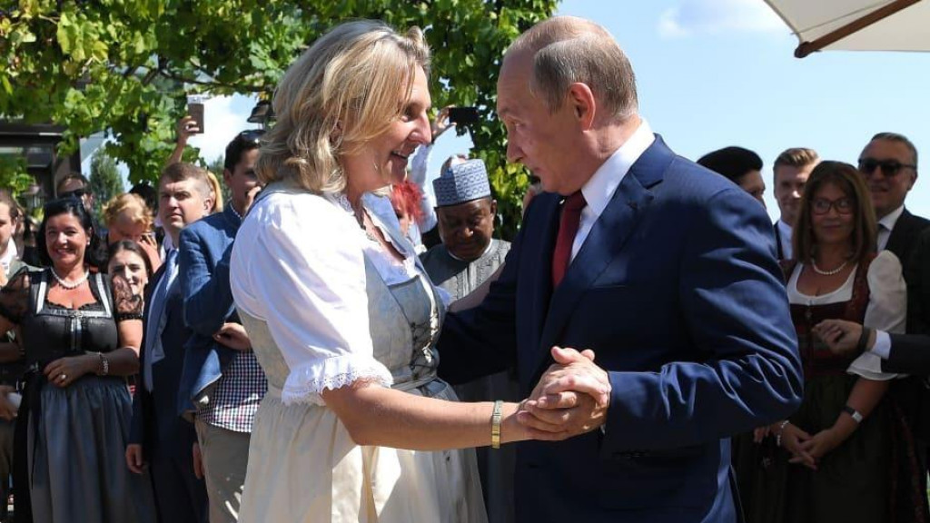 Bývalá rakúska ministerka zahraničných vecí Karin Kneisslová tancuje na svojej svadbe s ruským prezidentom Vladimirom Putinom. FOTO: Reuters