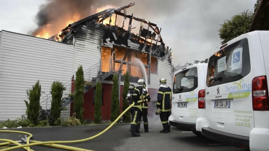 Hasiči zasahujú počas požiaru v rekreačnom zariadení v obci Wintzenheim na východe Francúzska. FOTO: TASR/AP