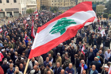 Demonštranti sa zhromažďujú počas protestu proti zhoršujúcej sa ekonomickej situácii na námestí Riad al-Solh v Bejrúte, Libanon. FOTO: Reuters