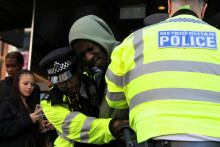 Policajti zadržavajú osobu na Oxford Street. FOTO: Reuters
