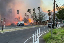 V Lahaine v okrese Maui stúpa dym a plamene. FOTO: Reuters