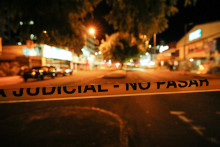Policajti na mieste, kde bol zabitý kandidát na ekvádorského prezidenta Fernando Villavicencio. FOTO: Reuters