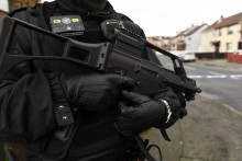 Policajt v severoírskom Londonderry po tom, čo tu maskovaní muži uniesli dve vozidlá. FOTO: Reuters
