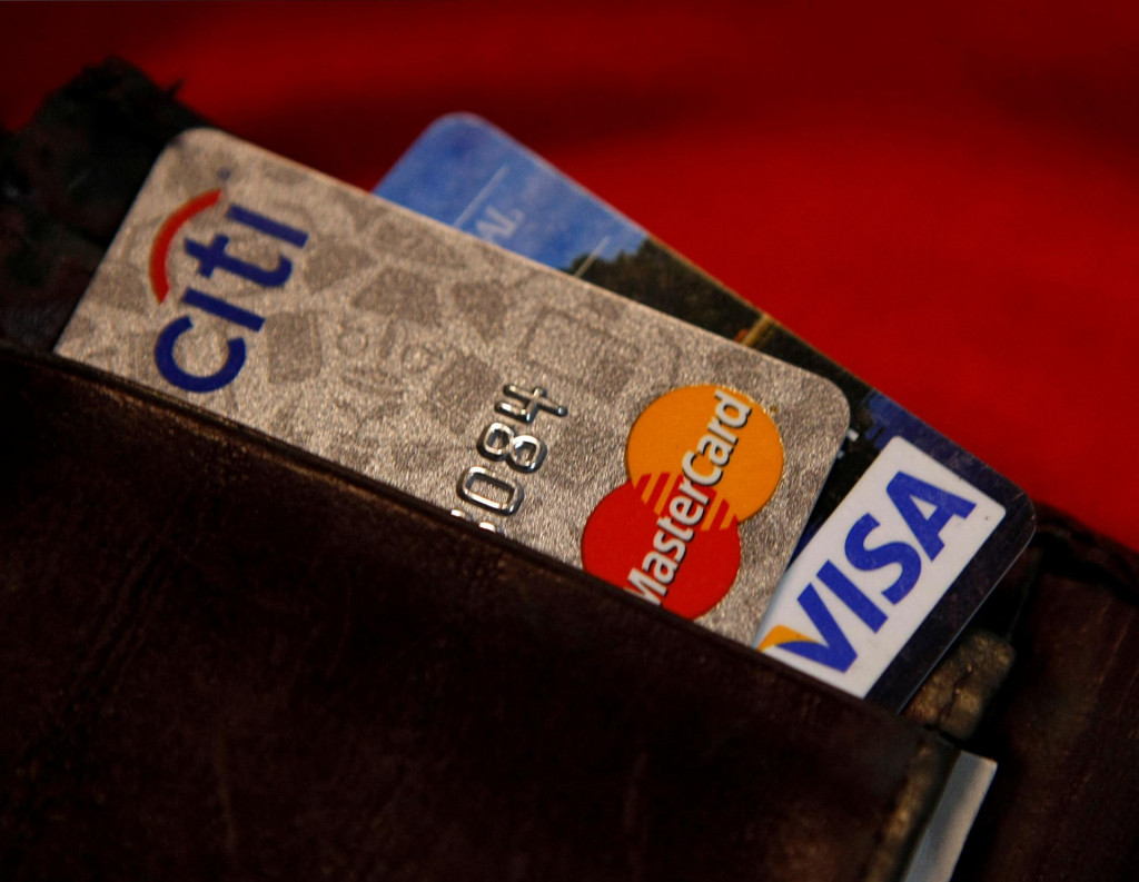 Kreditné karty sú čoraz dôležitejším zdrojom financovania bežných výdavkov amerických domácností. FOTO: Reuters