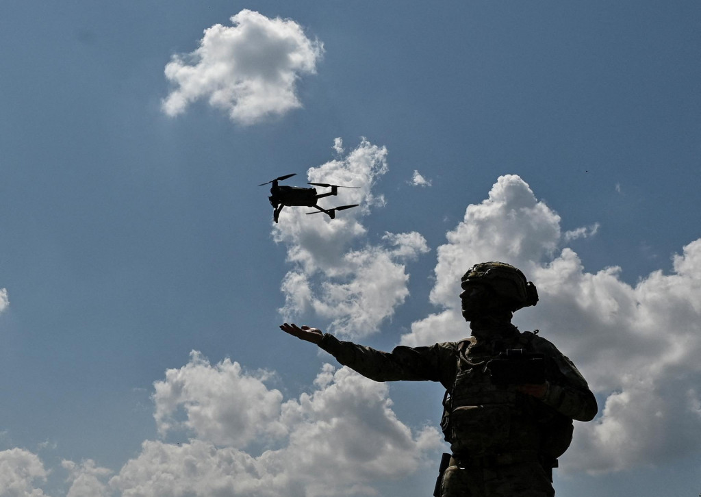 Ukrajinský vojak vypúšťa dron blízko frontovej línie. FOTO: Reuters