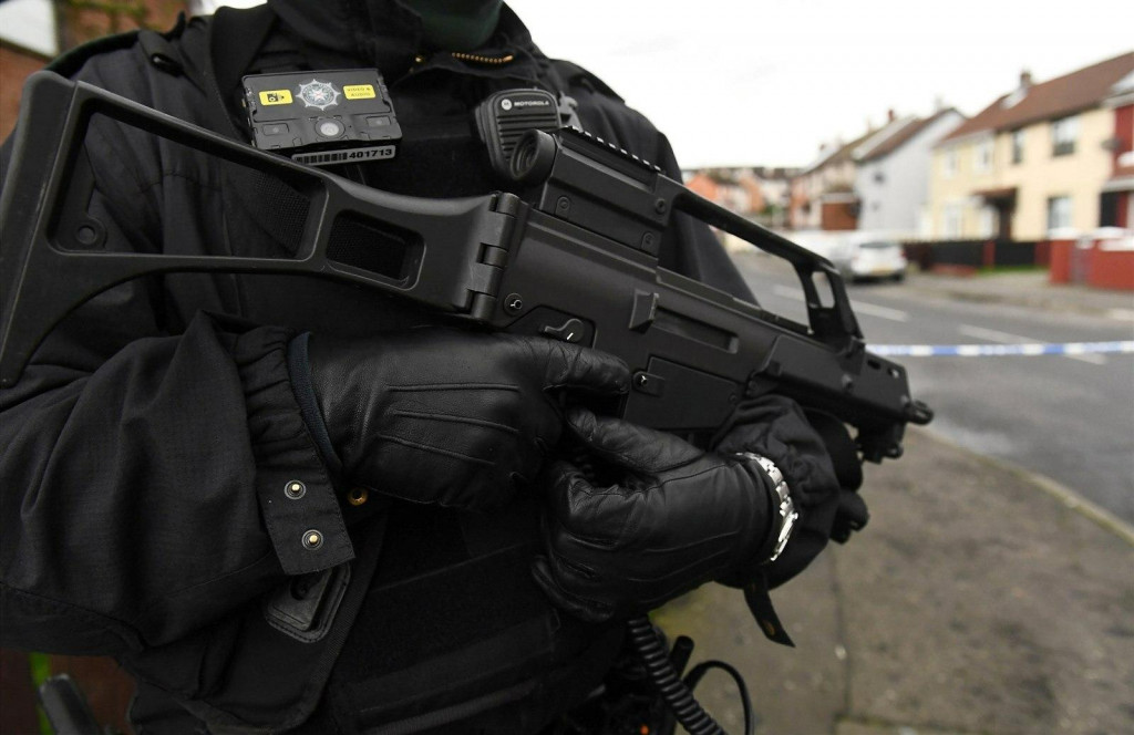 Policajt v severoírskom Londonderry po tom, čo tu maskovaní muži uniesli dve vozidlá. FOTO: Reuters