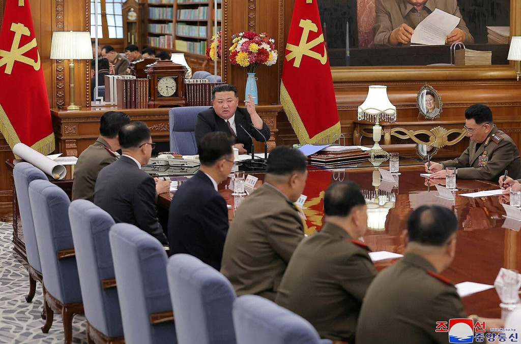 Severokórejský vodca Kim Čong-un na zasadnutí ústrednej vojenskej komisie Kórejskej strany práce. FOTO: Reuters