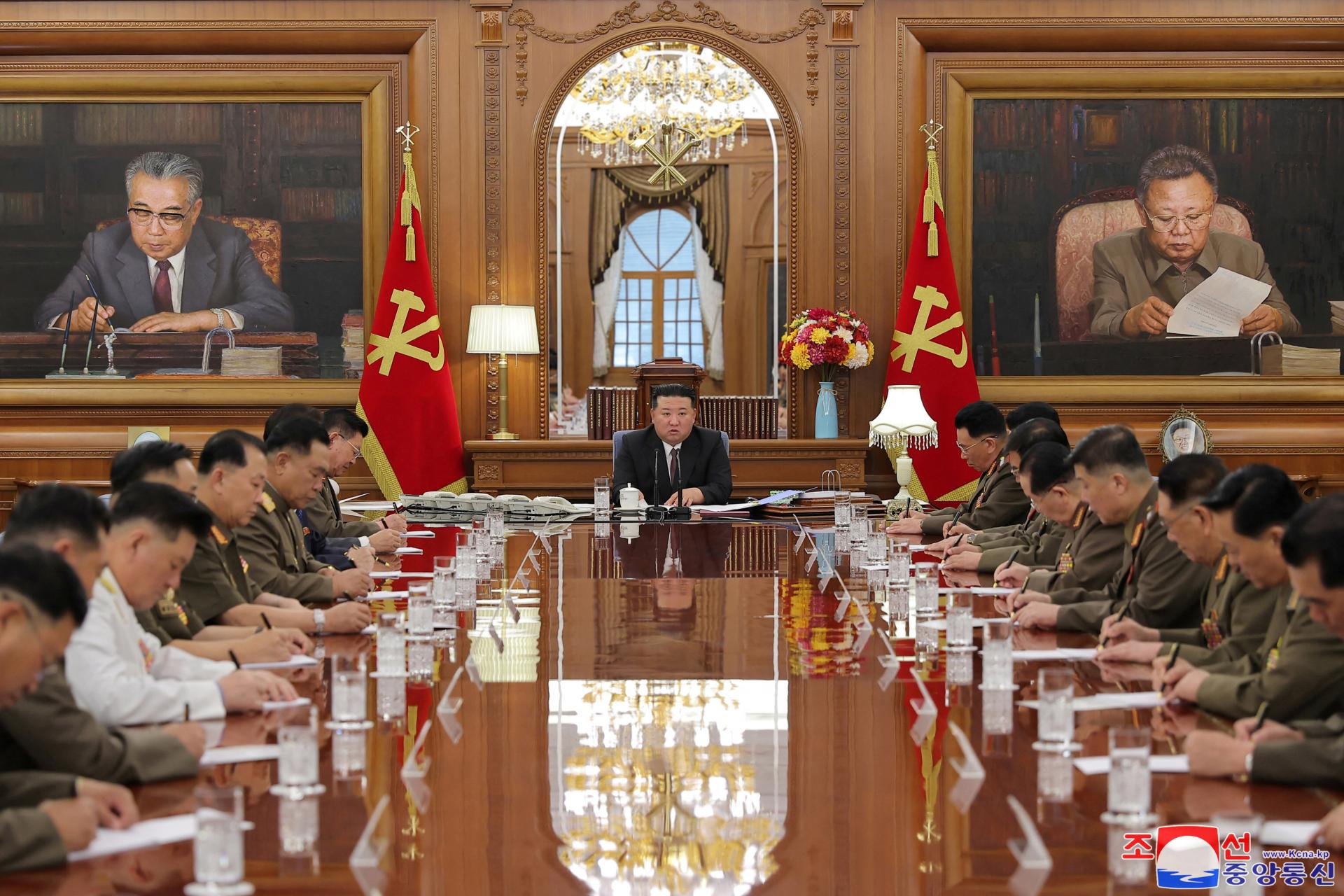 Severná Kórea sa pripravuje na tajfún Kchanún, úrady nariadili chrániť portréty Kimovcov