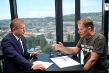 Vyhroten&aacute; diskusia moder&aacute;tora Petra Bielika a Igora Matoviča.