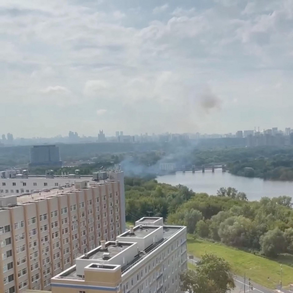 Stúpajúci dym po tom, čo ruská protivzdušná obrana zrazila ukrajinský dron v Moskve. FOTO: Reuters