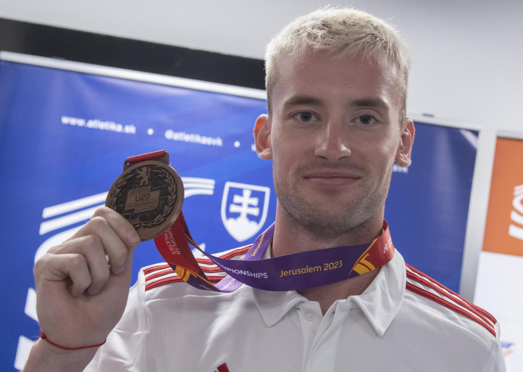 Róbert Ruffíni ml. pózuje s bronzovou medailou z juniorských ME. FOTO: TASR/M. Baumann