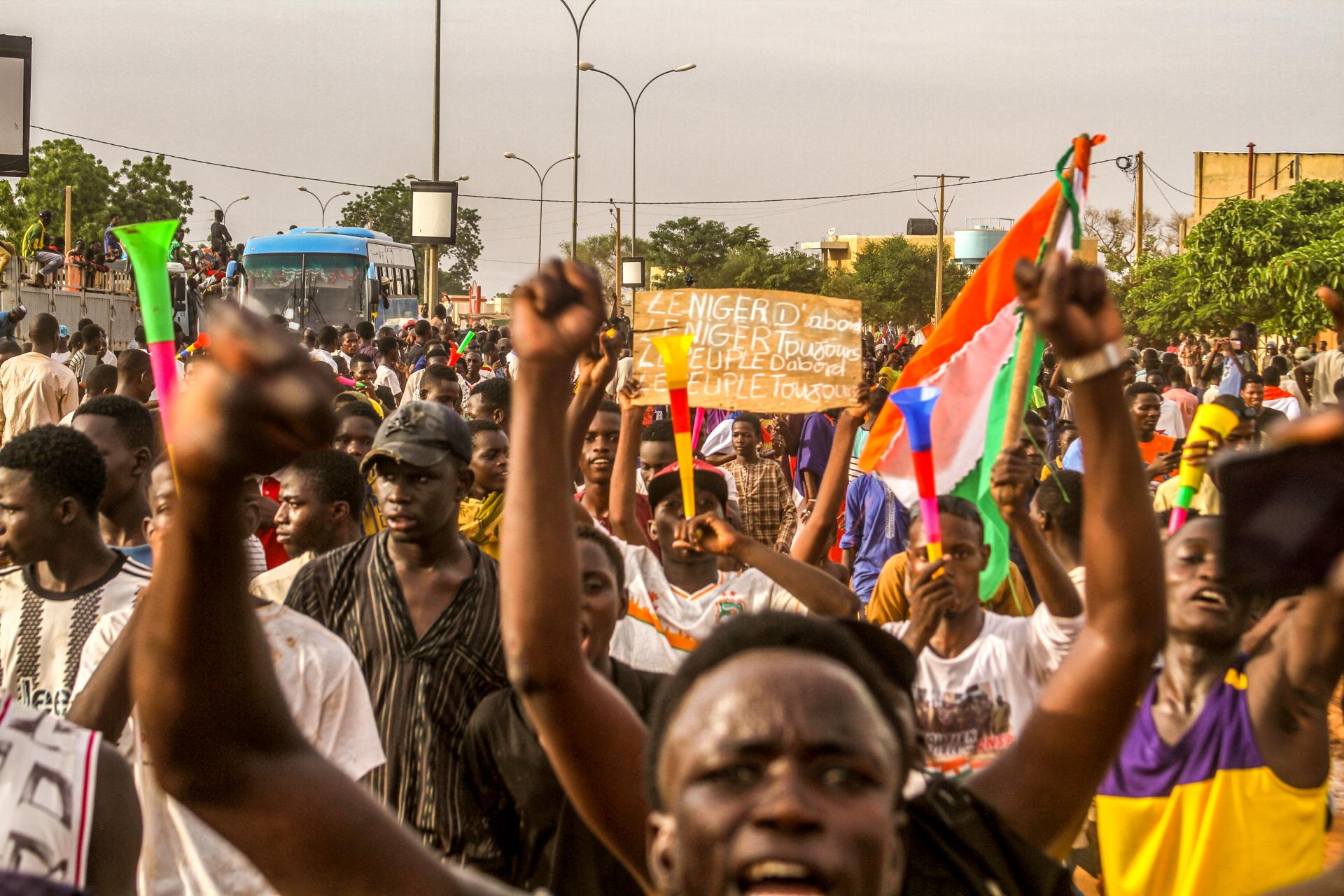 Západoafrické krajiny zrušili naplánované rokovania o situácii v Nigeri, tisíce ľudí vyšli do ulíc