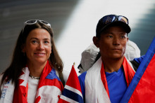 Nórska horolezkyňa Kristin Harila  a jej nepálsky sprievodca Šerpa Tendži. FOTO: Reuters