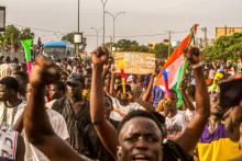 Prívrženci nigerskej junty sa zúčastňujú demonštrácie pred základňou francúzskej armády v Niamey v Nigeri.. FOTO: Reuters