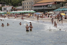 Ľudia relaxujú na čiernomorskej pláži, ktorá bola znovu otvorená. FOTO: Reuters