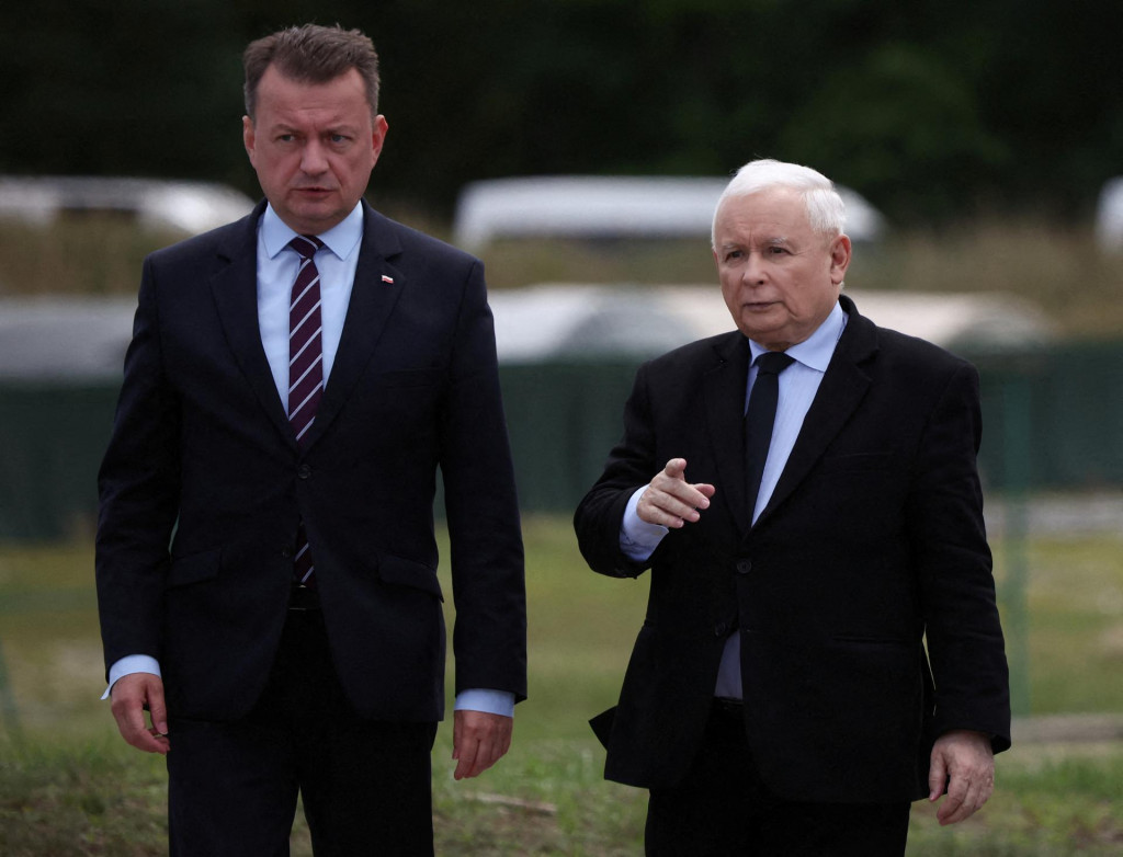 Podpredseda poľskej vlády a líder vládnej strany Právo a spravodlivosť Jaroslaw Kaczynski a poľský minister obrany Mariusz Blaszczak. FOTO: Reuters