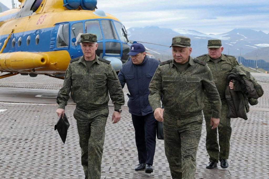 Ruský minister obrany Sergej Šojgu navštívil odľahlé arktické posádky Severnej flotily na súostroví Nová krajina. FOTO: Reuters