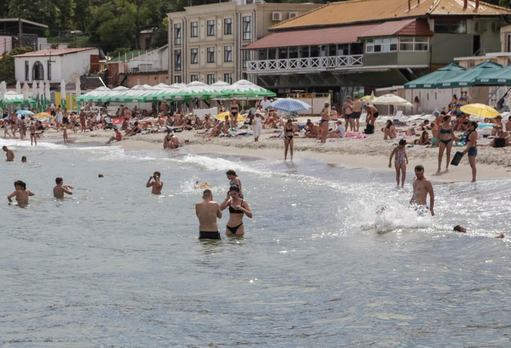 Ľudia relaxujú na čiernomorskej pláži, ktorá bola znovu otvorená. FOTO: Reuters