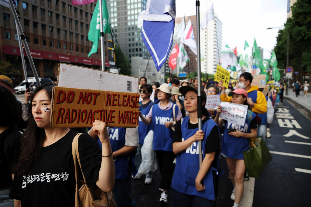 Juhokórejskí aktivisti pochodujú počas protestu proti japonskému plánu vypustiť vyčistenú odpadovú vodu z jadrovej elektrárne Fukušima do oceánu. FOTO: Reuters