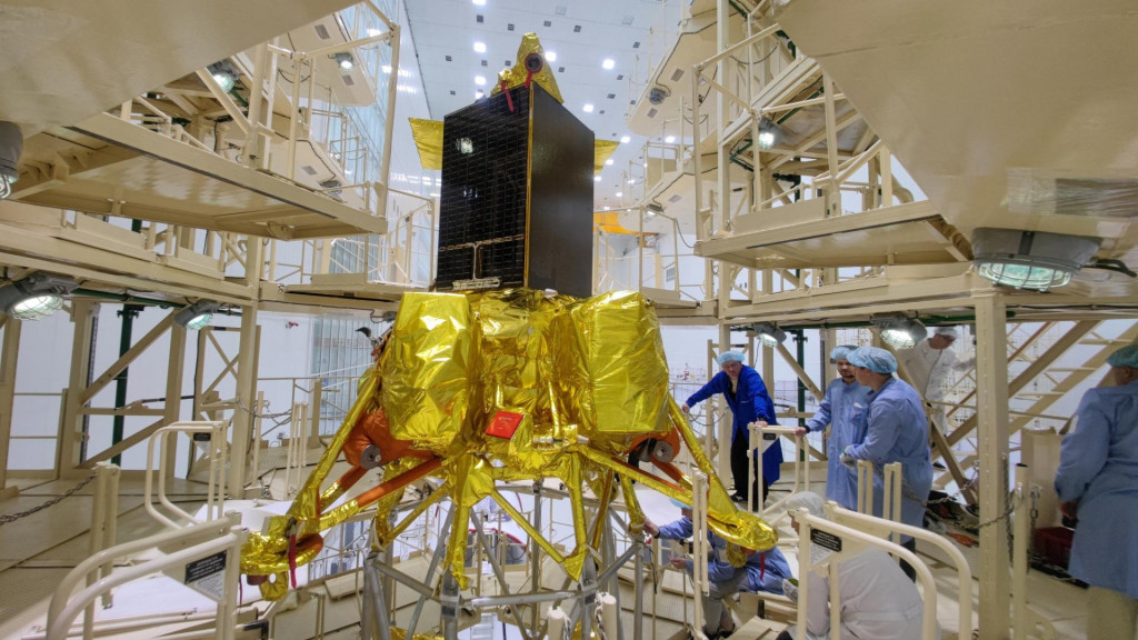 Špecialisti pri príprave na vypustenie lunárneho modulu Luna-25. FOTO: Reuters