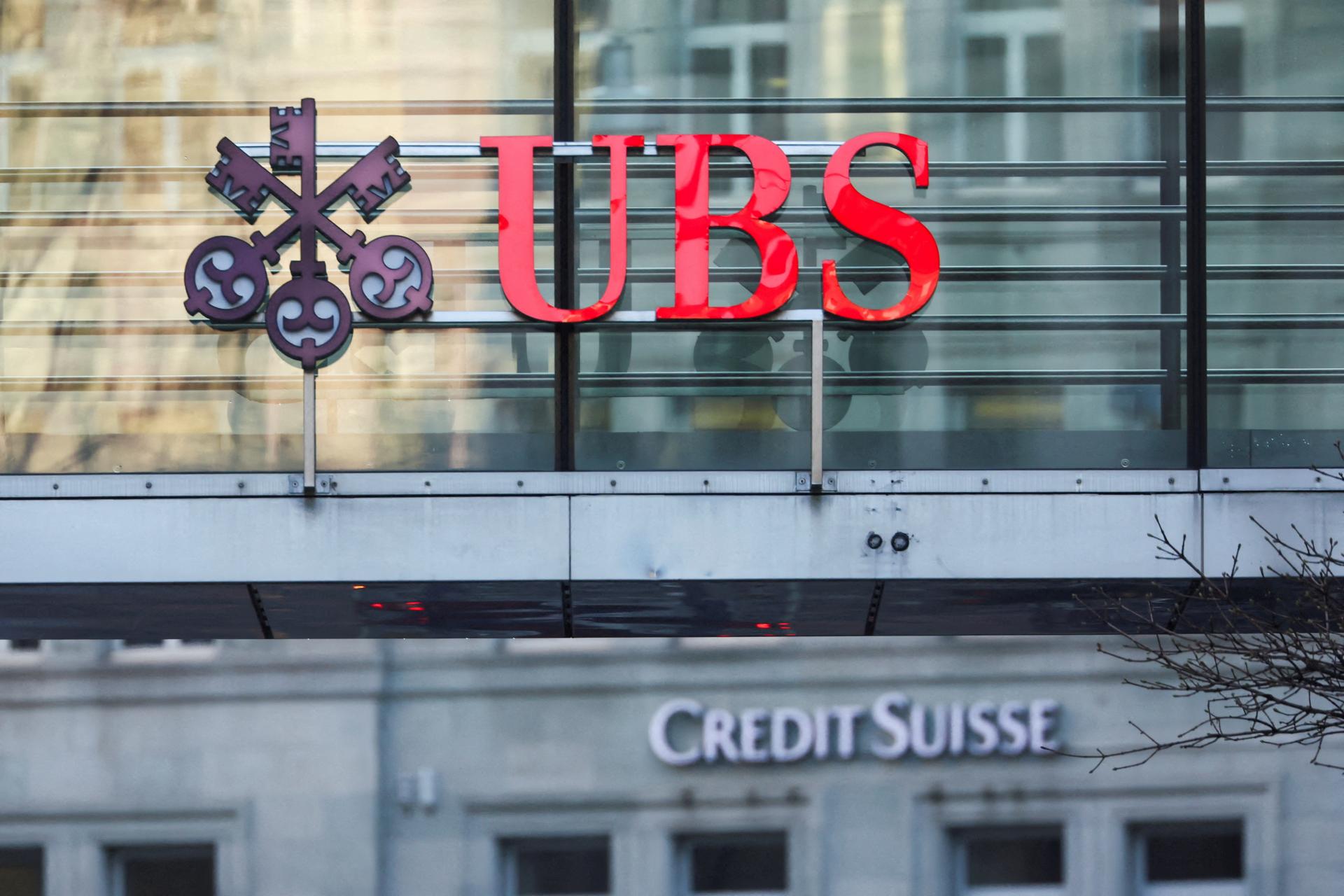 Akcionári Credit Suisse podali žalobu na súd proti jej prevzatiu rivalom, bankou UBS