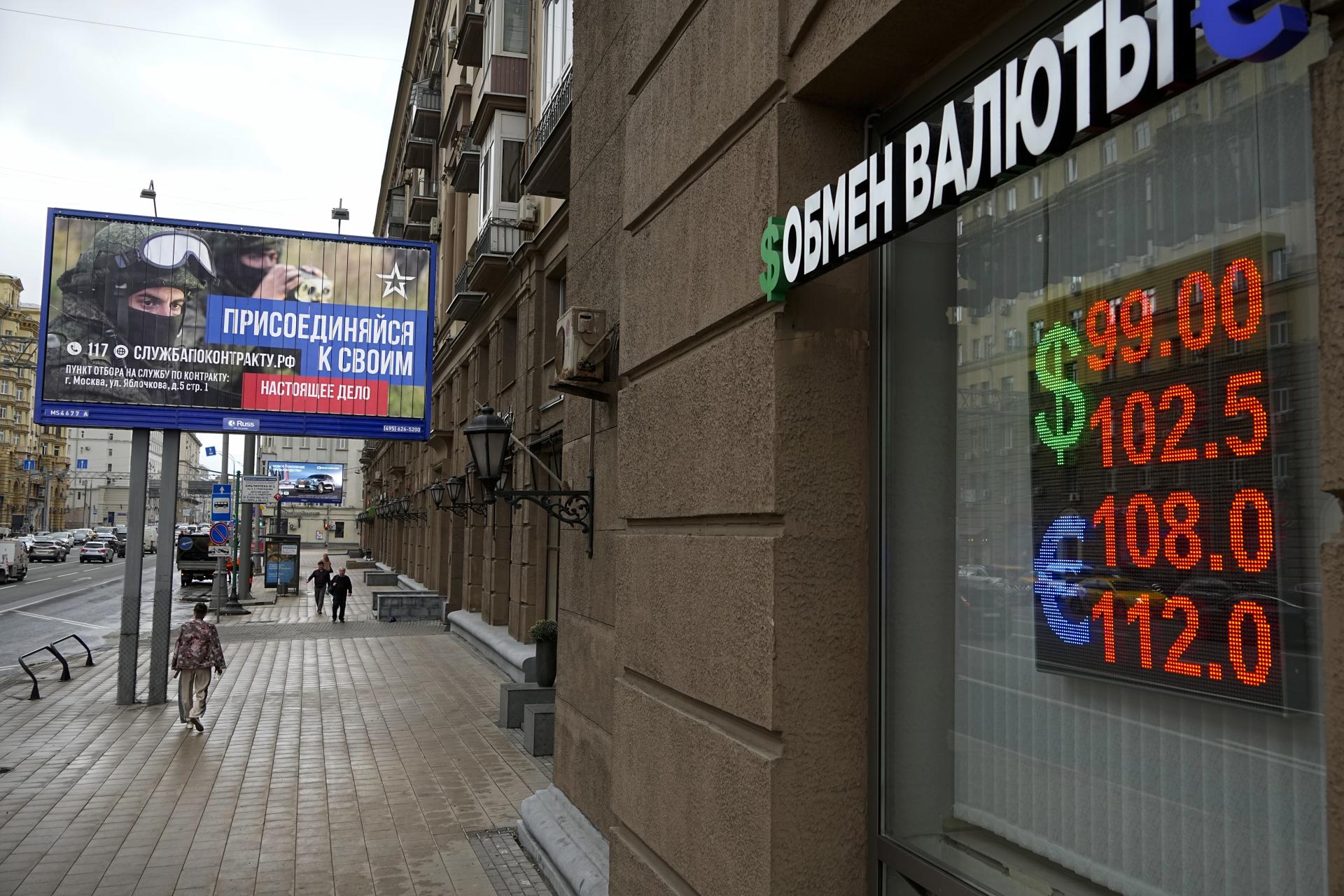 Rubeľ pokračuje oproti doláru v páde. Kremeľ za slabú menu viní centrálnu banku