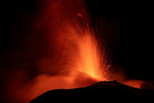 Sopka Etna osvetľuje nočnú oblohu erupciami, ako je vidieť z Rocca Della Valle v Taliansku. FOTO: Reuters