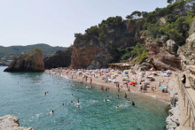 Aj nudistická pláž l‘Illa Roja, bojuje proti prílivu oblečených turistov.