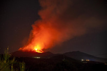 Sopka Etna na talianskom ostrove Sicília chrlí lávu počas dnešnej nočnej erupcie neďaleko mesta Nicolosi. FOTO: TASR/AP