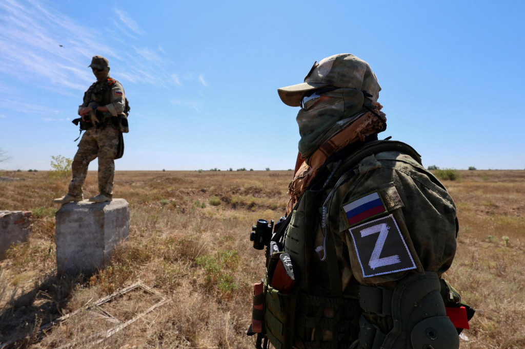 Členovia ruskej jednotky územnej obrany ovládajú bezpilotné lietadlá FPV a precvičujú bojovú taktiku pri výcviku na strelnici pri Jevpatorii na Kryme. FOTO: Reuters