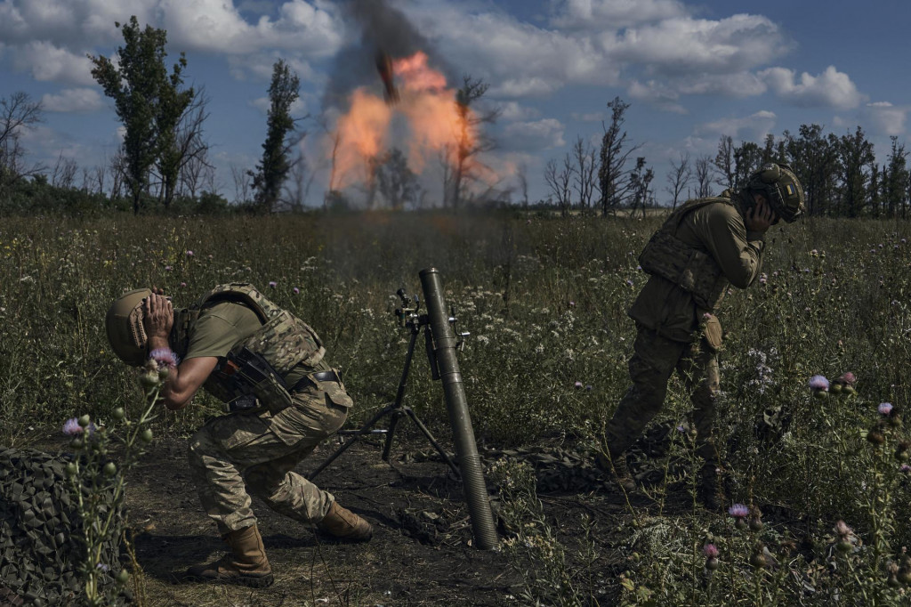 Ukrajinskí vojaci pália z mínometu smerom na ruské pozície na frontovej línii pri meste Bachmut. FOTO: TASR/AP